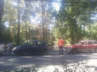 На перекрестке Эркиндик-Фрунзе произошло ДТП с участием трех авто <i>(фото, видео)</i>