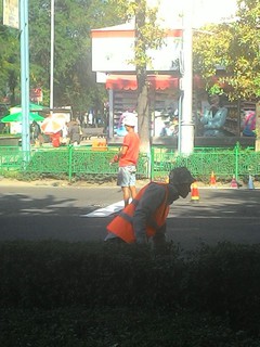 На перекрестке Чуй-Манаса наносят новую дорожную разметку, проезжающие авто стирают ее, - читатель <i>(видео)</i>