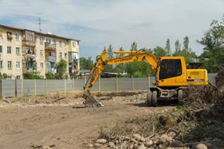 Жители дома №26 в 7 мкр недовольны, что без их согласия рядом возводят многоэтажный дом (фото, видео)