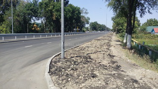 Тротуар в селе Пригородное ремонтируют уже третий раз, а на трассе поставили 2-х километровое ограждение без прохода для пешеходов, - читатель <i>(фото)</i> Тротуар в селе Пригородное ремонтируют уже третий раз, а на трассе поставили 2-х километровое ограждение без прохода для пешеходов, - читатель <i>(фото)</i>