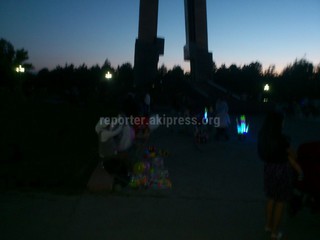 Октябрьский акимиат держит на контроле ситуацию в парке имени Д.Асанова и проводит работы по борьбе со стихийной торговлей, - мэрия Бишкека