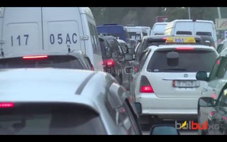 В Чолпон-Ате наблюдается километровая пробка <i>(видео)</i>
