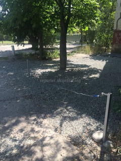 Жители дома №80 ул.Токтоналиева самовольно устанавливают ограждения для парковки авто