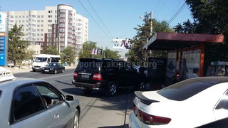 В Бишкеке Toyota Land Cruiser с госномером 0001 NA припарковалась на остановке <i>(фото)</i>
