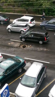 В Бишкеке на ул.Исанова открытый люк представляет опасность водителям дорожного движения, - читатель (фото)