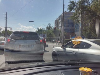 На перекрестке Боконбаева-Ибраимова из-за работ по нанесению дорожной разметки образовалась пробка, - читатель (фото)