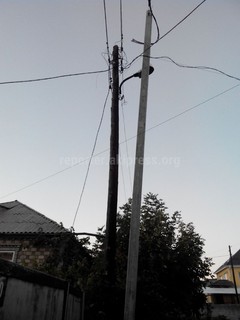 На улице Дачной в Бишкеке накренилась бетонная опора ЛЭП, - читатель (фото)