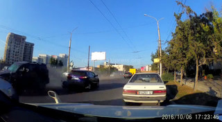 Видео ДТП, произошедшего на Юнусалиева – Сухэ-Батора в Бишкеке