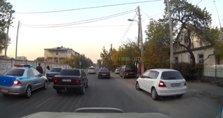 Патрульная милиция остановила водителя-женщину, которая ехала против движения по односторонней улице Жукеева-Пудовкина