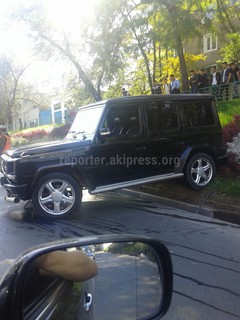 «Гелендваген» из свадебного кортежа попал в ДТП на улице Байтик Баатыра <i>(фото)</i>