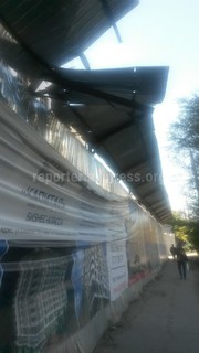 На перекрестке Киевской-Тимирязева деформированные защитный козырек и железная балка опасно накренились над тротуаром, - читатель (фото) На перекрестке Киевской-Тимирязева деформированные защитный козырек и железная балка опасно накренились над тротуаром, - читатель (фото)