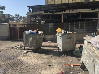 За бывшим зданием Генпрокуратуры творится бардак, - читатель (фото) За бывшим зданием Генпрокуратуры творится бардак, - читатель (фото)