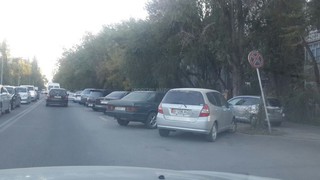 На ул.Суюмбаева напротив Свердловского РОВД водители паркуются, несмотря на запрещающий знак, и создают пробку, - читатель (фото) На ул.Суюмбаева напротив Свердловского РОВД водители паркуются, несмотря на запрещающий знак, и создают пробку, - читатель (фото)