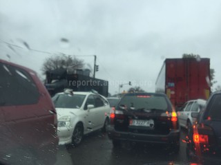 При въезде на рынок «Дордой» не работает светофор, образовалась автомобильная пробка (фото, видео)