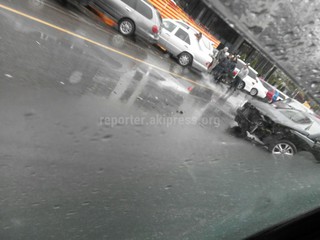 В Бишкеке на перекрестке Логвиненко-Токтогула произошло ДТП (фото)