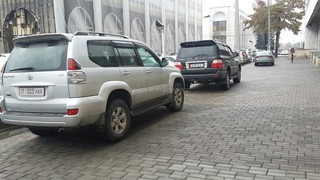 УПМ ГУВД Бишкека необходимо навести порядок на улицах Орозбекова и Киевской, - читатель (фото)