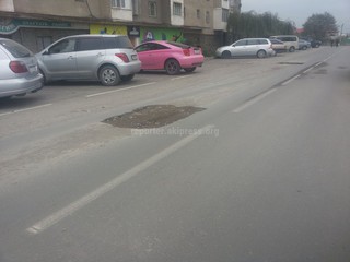 На недавно введенной в эксплуатацию автодороге в мкр Кок-Жар появились ямы, - читатель (фото)