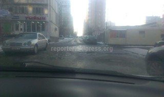 Читатель просит демонтировать «лежачий полицейский» возле дома №60 в мкр Тунгуч в Бишкеке (фото)