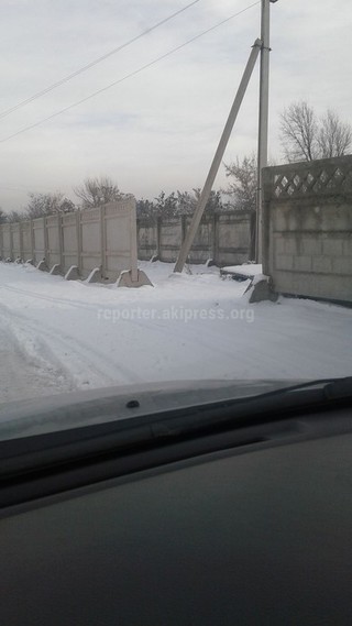 Законно ли возводят новую стену вокруг Юго-западного кладбища? - читатель (фото)
