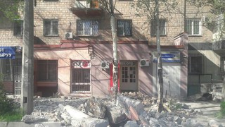 Демонтирован незаконный объект на тротуаре ул.Боконбаева <i>(фото)</i>