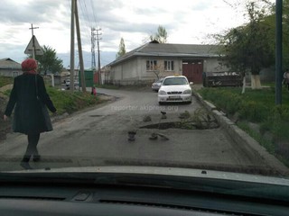 В Оше отремонтирован участок дороги в мкр Толойкон, где провалился участок дороги (фото)