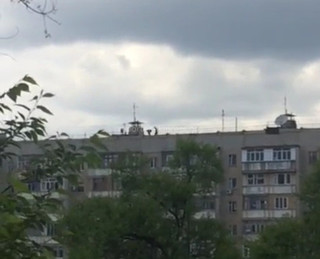 В 5 мкр на крыше дома №72/1 дети делали селфи, бегали, прыгали и игрались, рискуя жизнью, - читатель (видео)