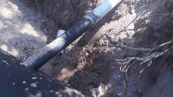 В пансионате «Солнечный берег» из канализационного люка выливаются нечистоты