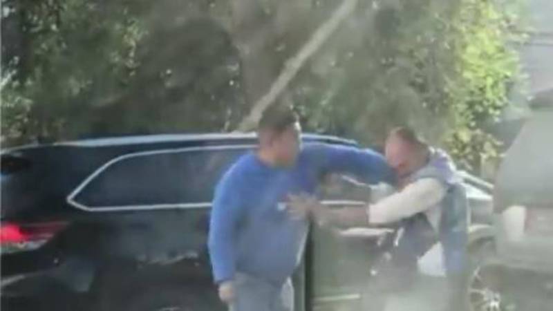 Видео — Мужчина избил пожилого парковщика