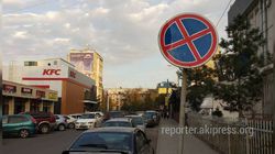 В 7 мкр в зоне действия знака «Остановка запрещена» устроили парковку <i>(фото)</i>