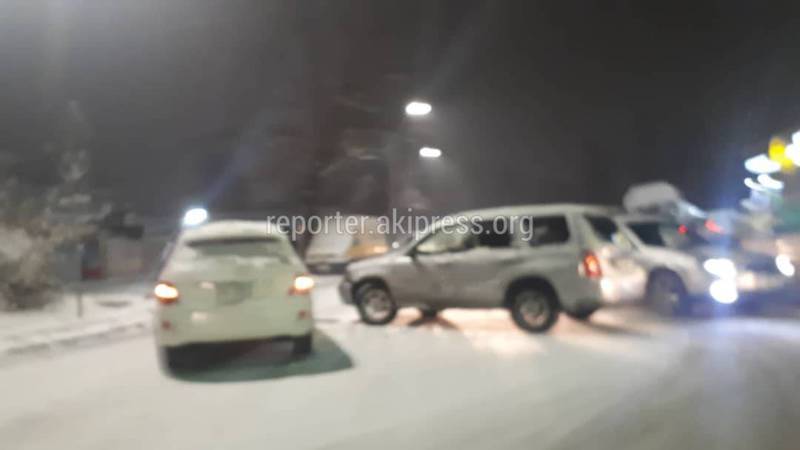 Фото — На Толстого-Бакаева из-за ДТП образовалась пробка