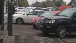 Посетители кафе на улице Гагарина «захватили» тротуар автомобилями <i>(фото)</i>