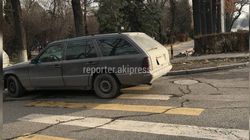 У входа в парк им.Панфилова автомобили нарушают ПДД. Когда сотрудники ГУОБДД обратят внимание?