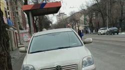 В Бишкеке на ул.Горького водитель «Тойоты» припарковался заехав на остановку, - горожанин (видео)