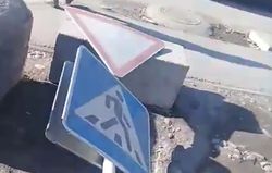 В жилмассиве Кара-Жыгач сломанный дорожный знак будет восстановлен с потеплением, - мэрия