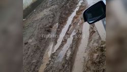 В жилмассиве Кара-Жыгач на ул.Л.Толстого из-за грязи на дороге невозможно ходить (видео)