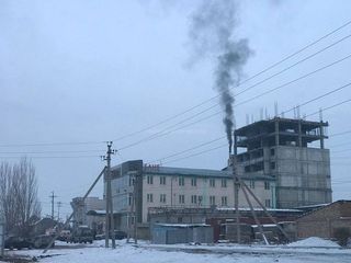 Читатель жалуется на черный дым, выходящий из трубы бани «Датка» (фото)