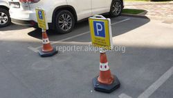 Мэрия Бишкека прокомментировала вопрос, законно ли огородили парковку на Эркиндик-Чокморова