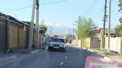 На ул. Валдайской водители игнорируют одностороннее движение (фото)