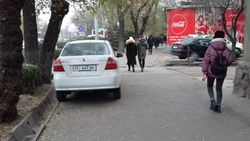 На проспекте Чуй «Равон» припарковали на тротуаре <i>(фото)</i>
