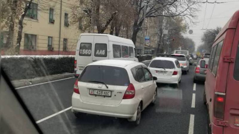 На Московской-Коенкозова «Мерседес Спринтер» выехал на встречную полосу общественного транспорта (фото)