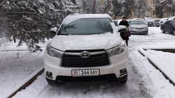 Возле спецполиклиники на тротуаре припаркована «Тойота», за ней числятся штрафы на 11 тыс. сомов <i>(фото)</i>
