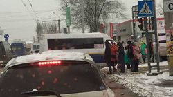 На Жибек Жолу-Курманжан Датки маршрутка высадила пассажиров прямо на перекрестке <i>(фото)</i>