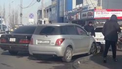 На Курманжан Датки-Мусы Джалиля постоянно паркуются на перекрестке <i>(видео)</i>