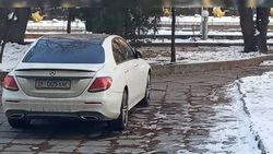 На Абдрахманова-Московской «Мерседес» припарковали на тротуаре