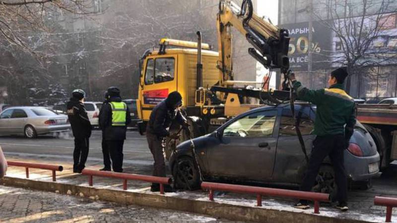 На Киевской эвакуируют неправильно припаркованную машину. Фото