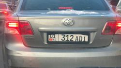 Водитель «Тойоты» установил электронную шторку, скрывающую госномер?