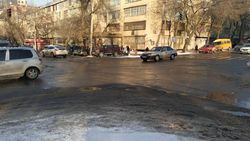 Сотрудники «Тазалык» очистили перекресток ул.Токтогула-Уметалиева. Видео, фото