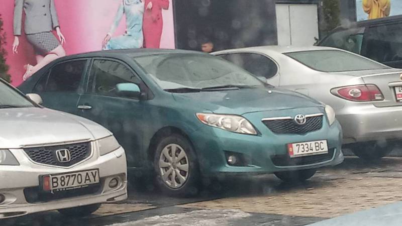 На проспекте Чуй припаркована «Тойота» с подложными номерами. Фото