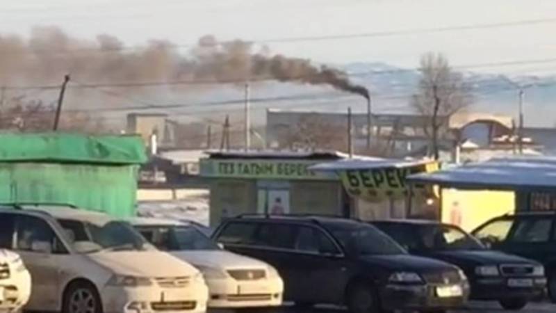 Горожане снова жалуются на неизвестный объект, из трубы которого постоянно идет черный дым. Видео