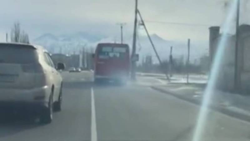 На ул.Токтоналиева сильно дымит автобус. Видео